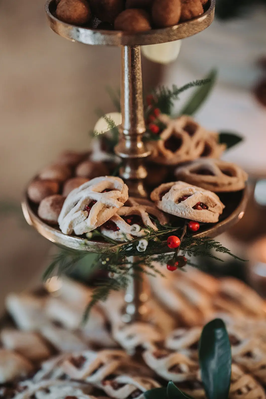 Plätzchen auf Etagere zur Winterhochzeit