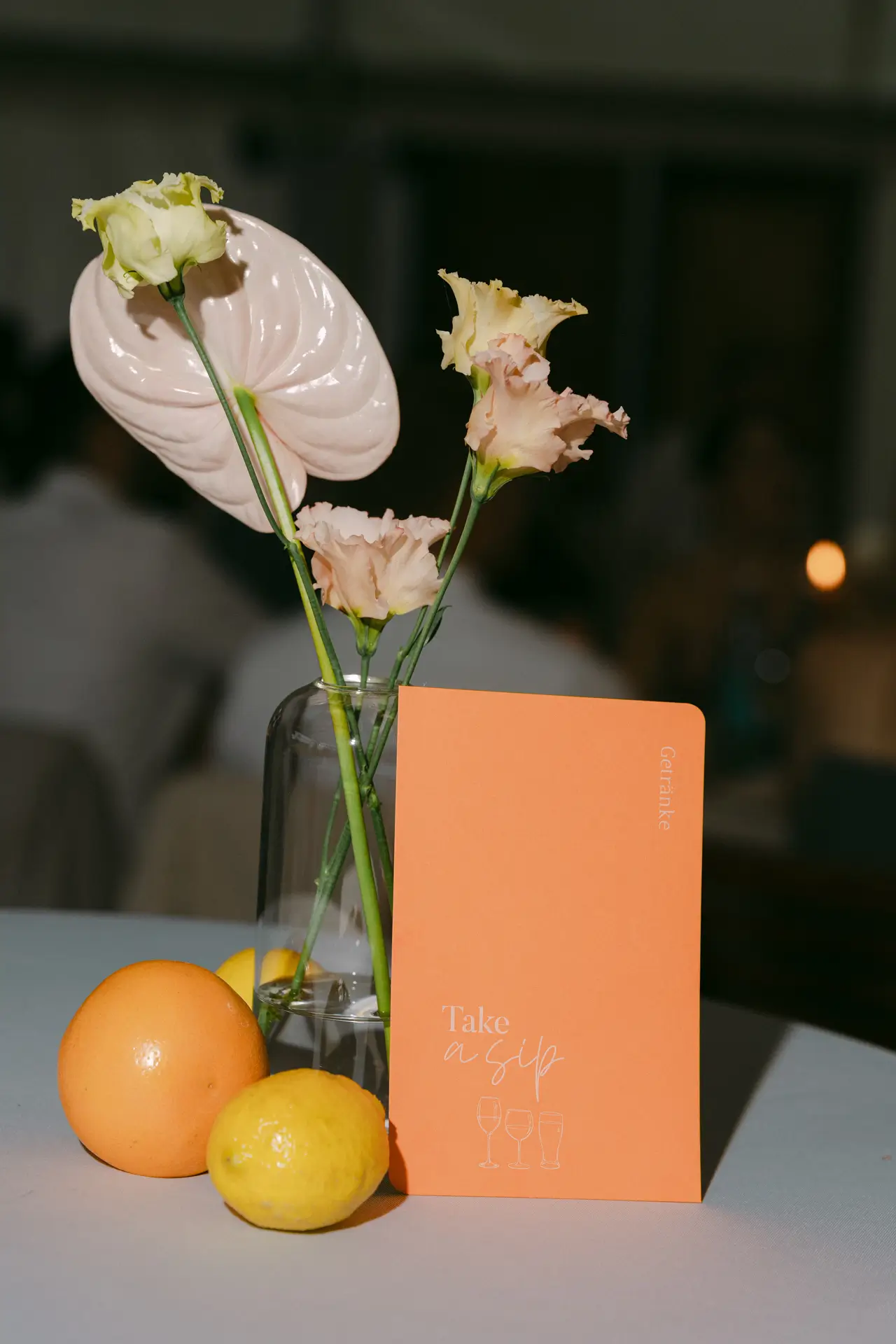 Getränkekarte orange mit Weißdruck zu bunter Hochzeit im Zelt