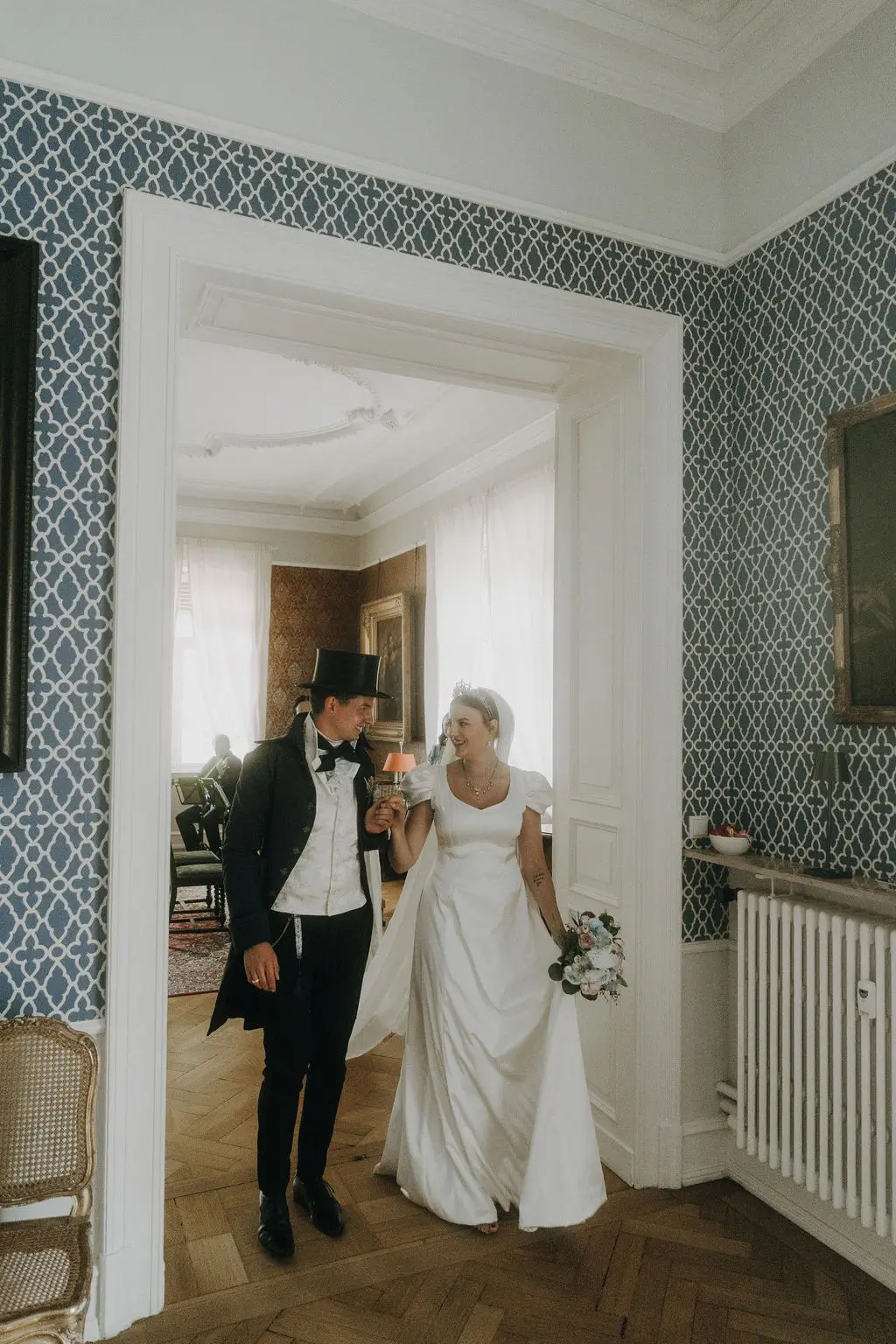 Brautpaar im Haus Rankenberg für Hochzeit im Bridgerton Stil