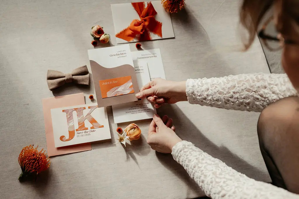 Einladung und Save the Date als Teil der Hochzeitspapeterie