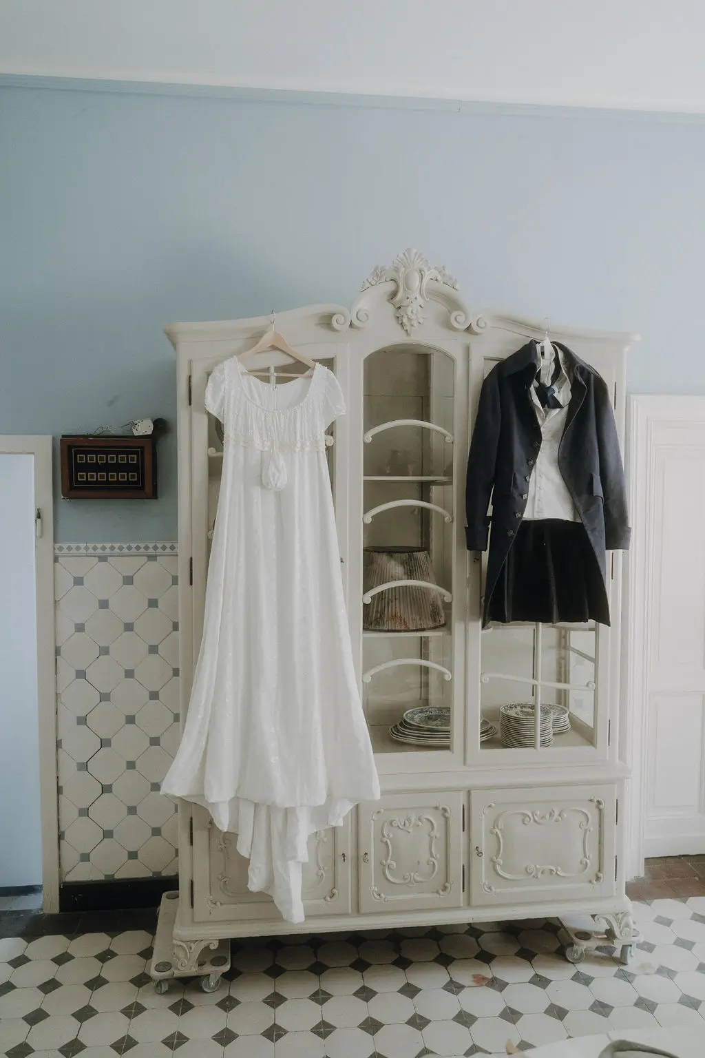 Brautkleid und Anzug an weißem Schrank Bridgerton Hochzeit