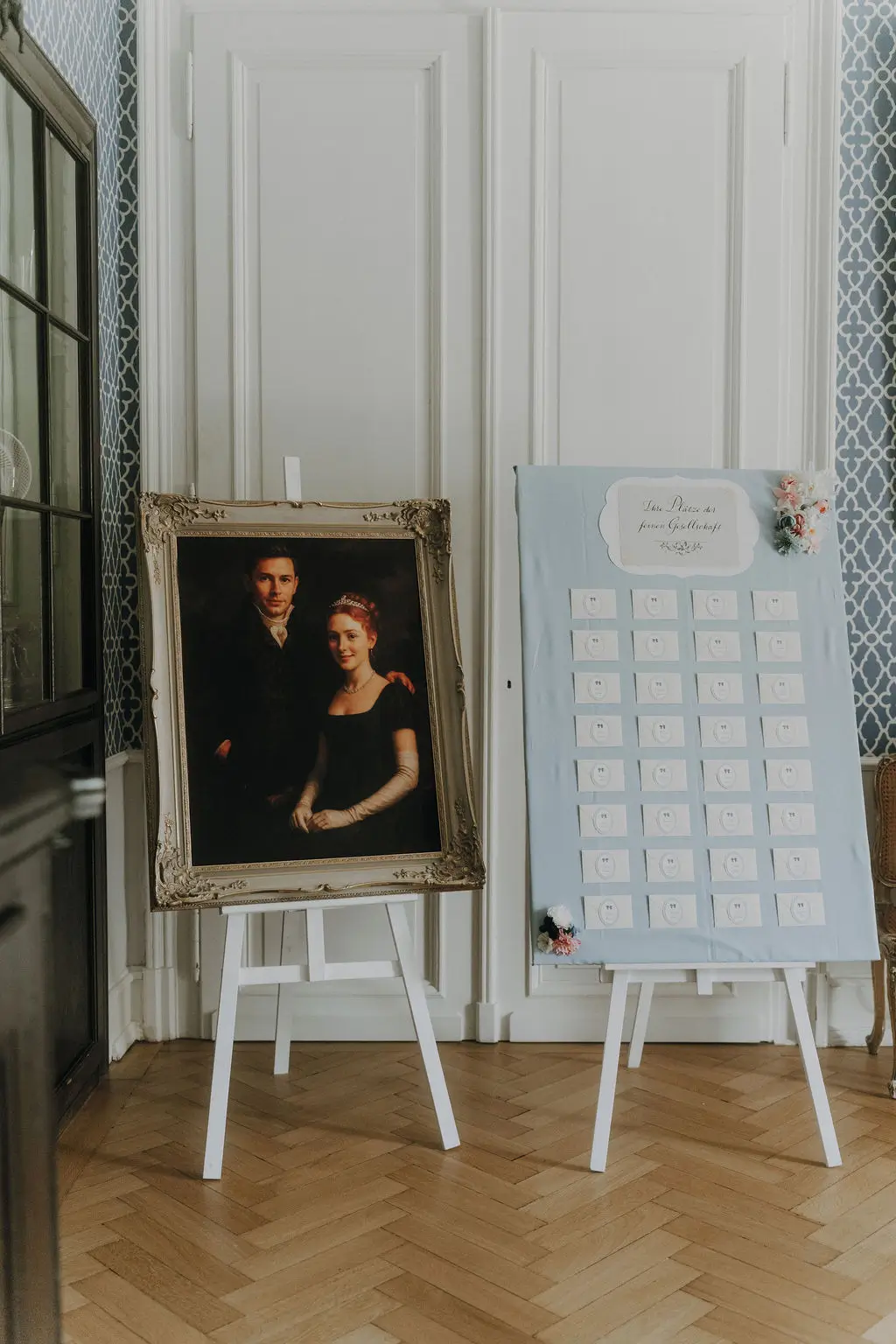 Leinwand-Sitzplan mit Briefumschlägen und persönlicher Botschaft für Gäste