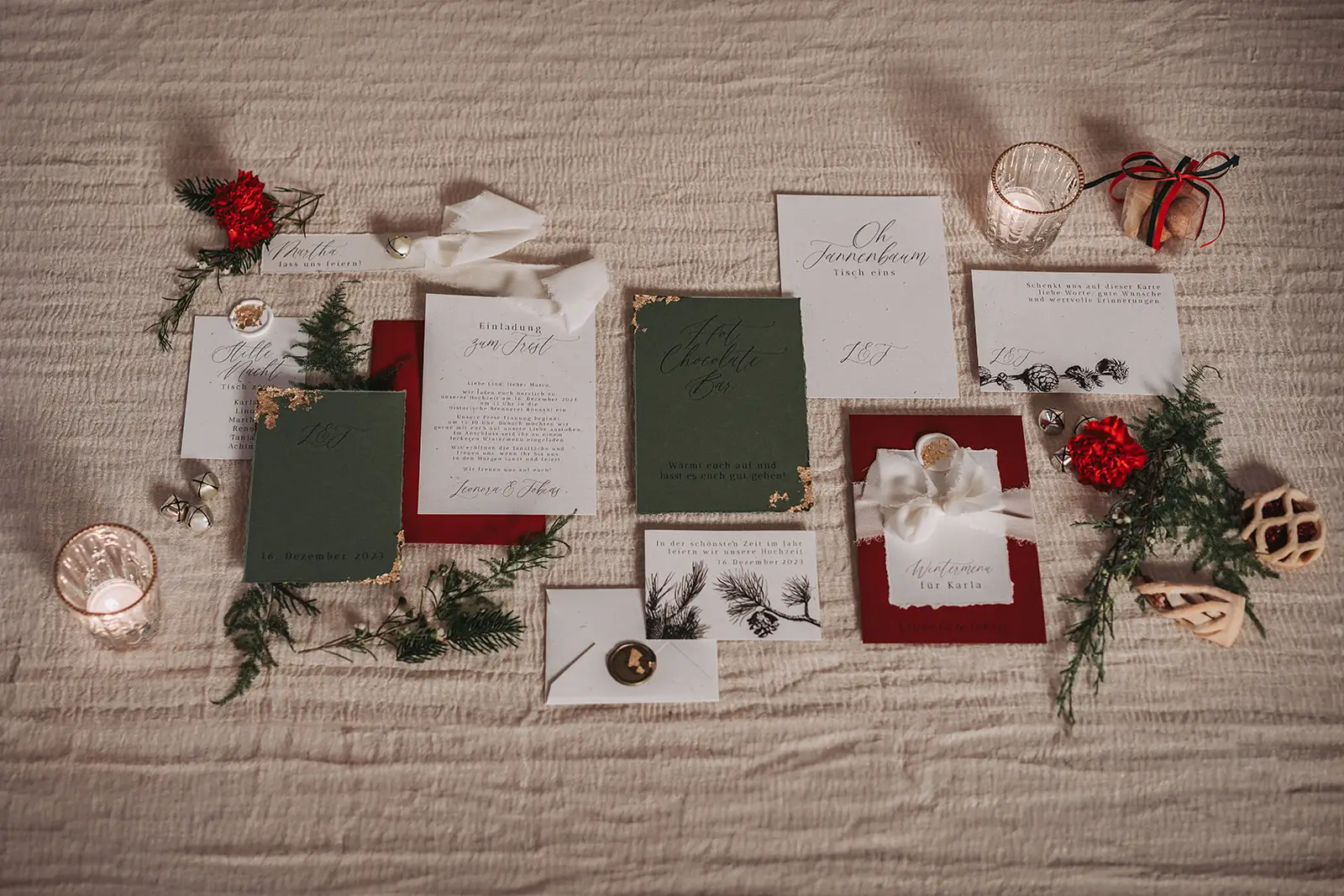 Winterliche Hochzeitspapeterie mit natürlichen Farben & Goldakzenten