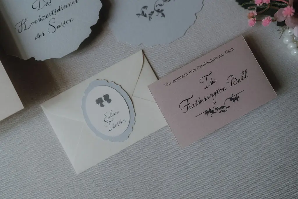 Briefumschläge für Gäste als Sitzplan mit persönlicher Botschaft und Tischnummer