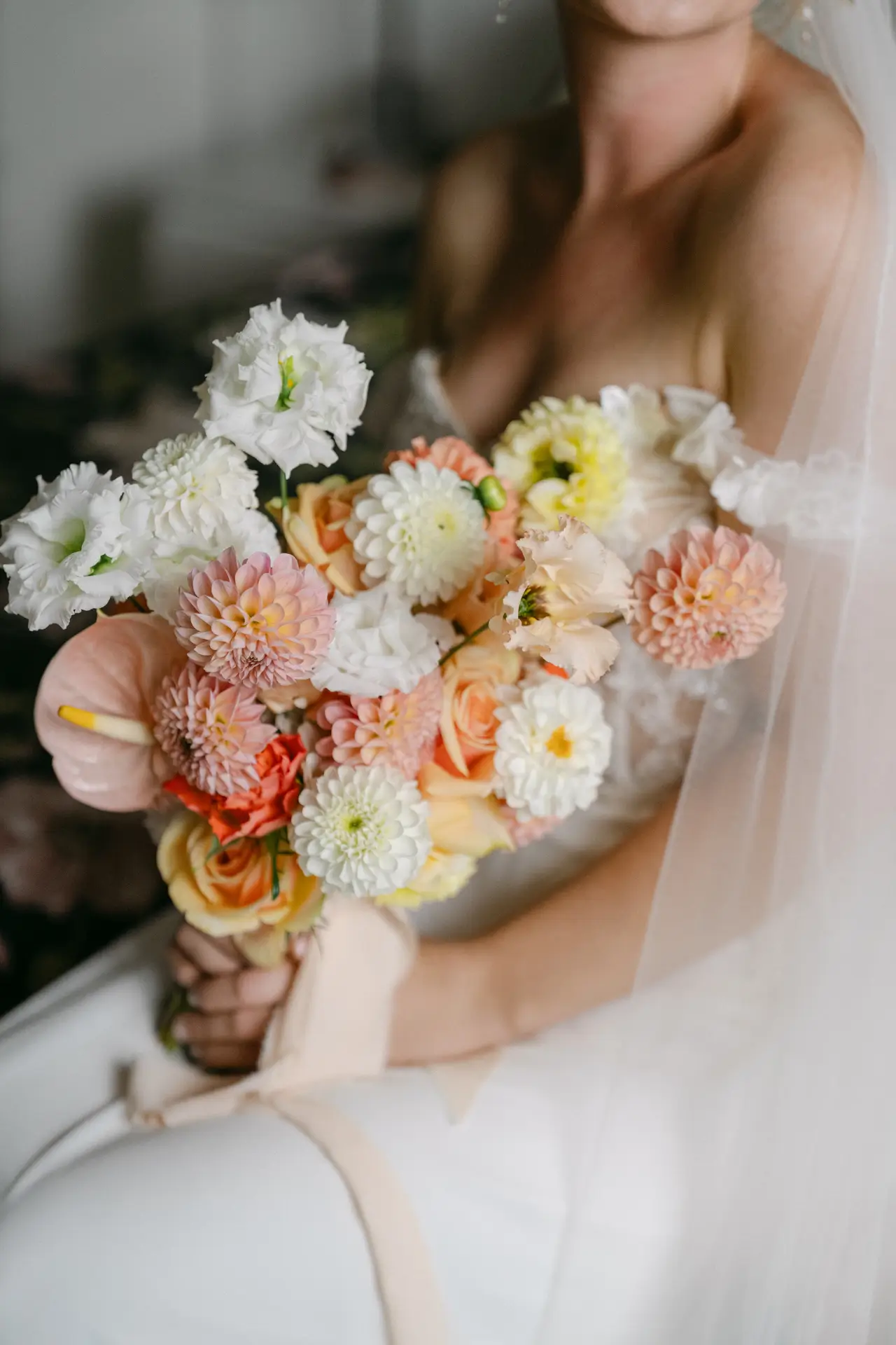 Brautstrauß orange creme zu bunter Hofhochzeit