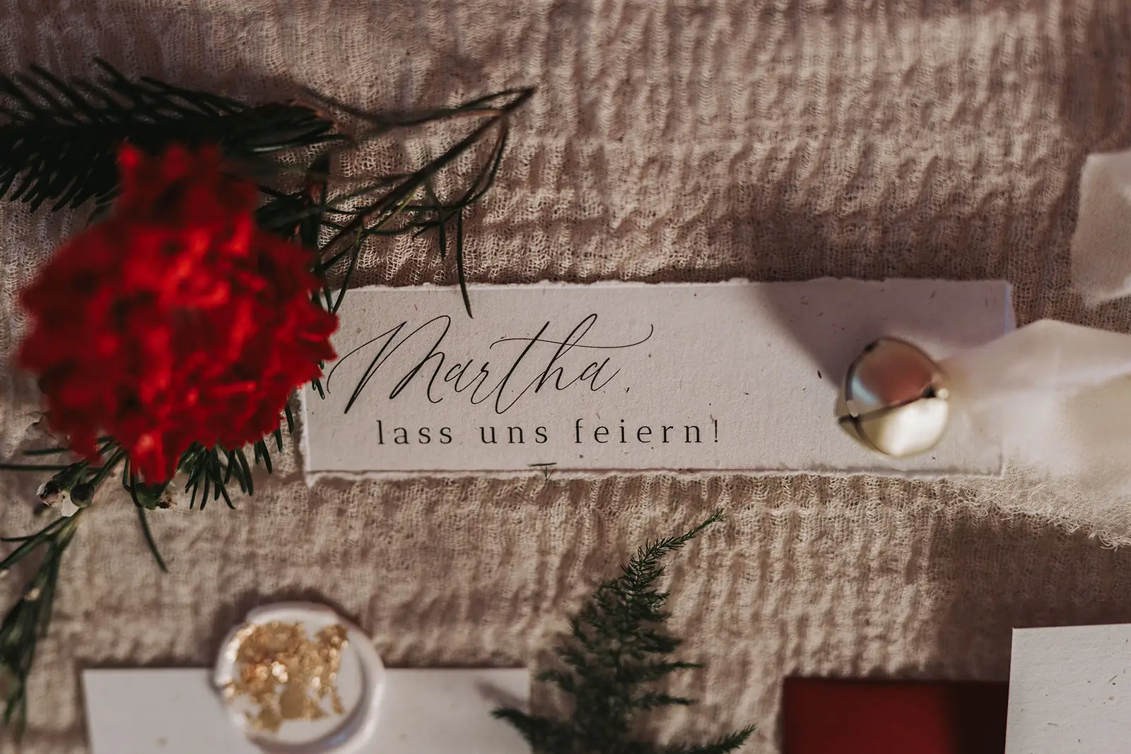 Namenskarten Winterhochzeit mit Glöckchen und Band