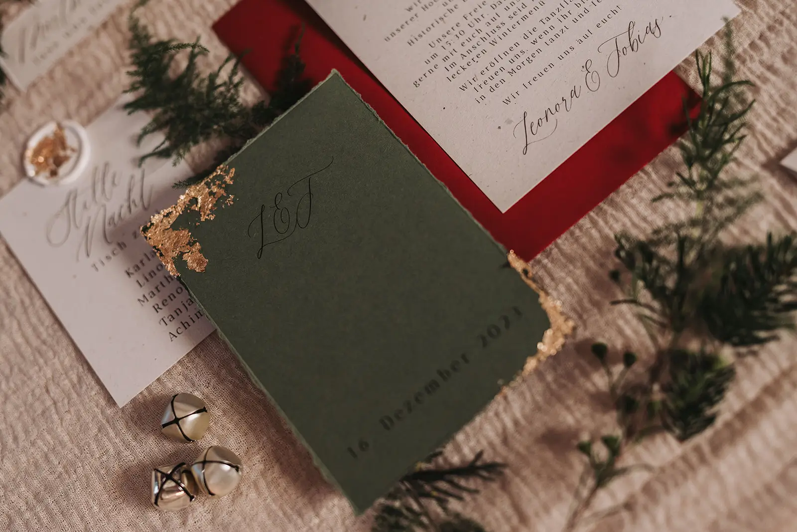 Hochzeitseinladung Winterhochzeit grün mit Blattgold und gerissener Kante