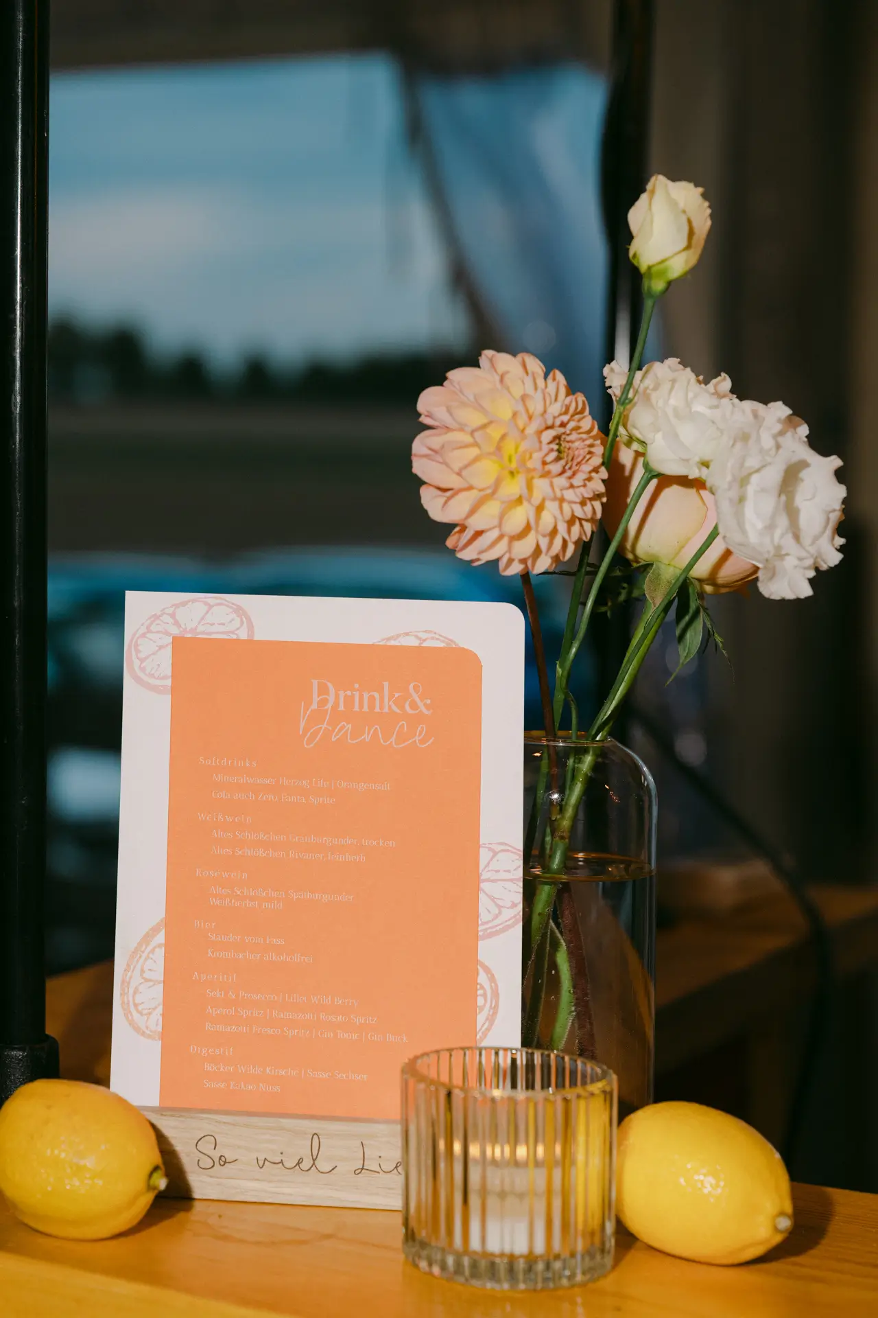 Barkarte Getränkekarte orange bunte Hochzeit im Hof