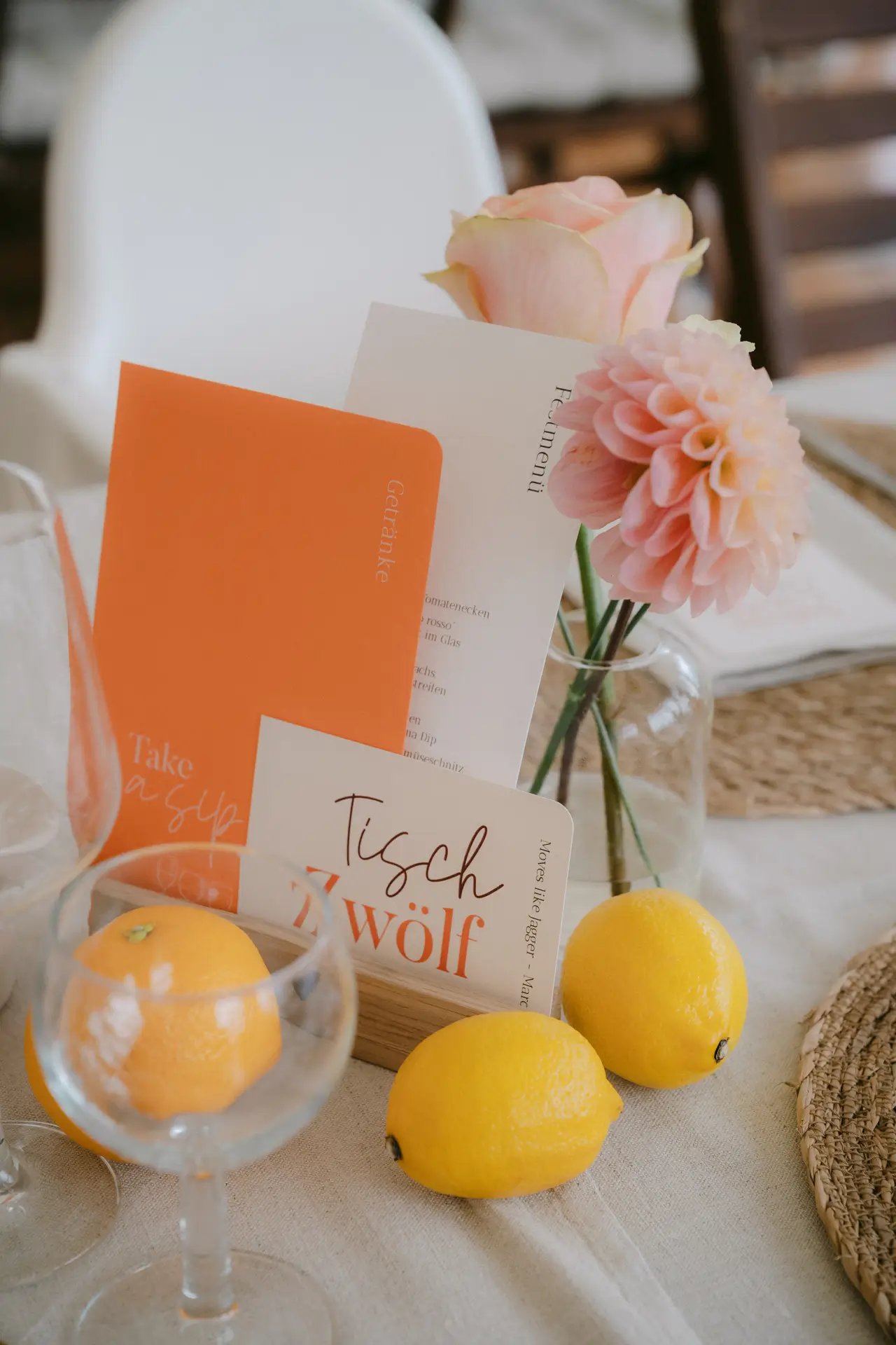Menükarte Getränkekarte Tischnummer in orange zu bunter Hochzeit im Zelt