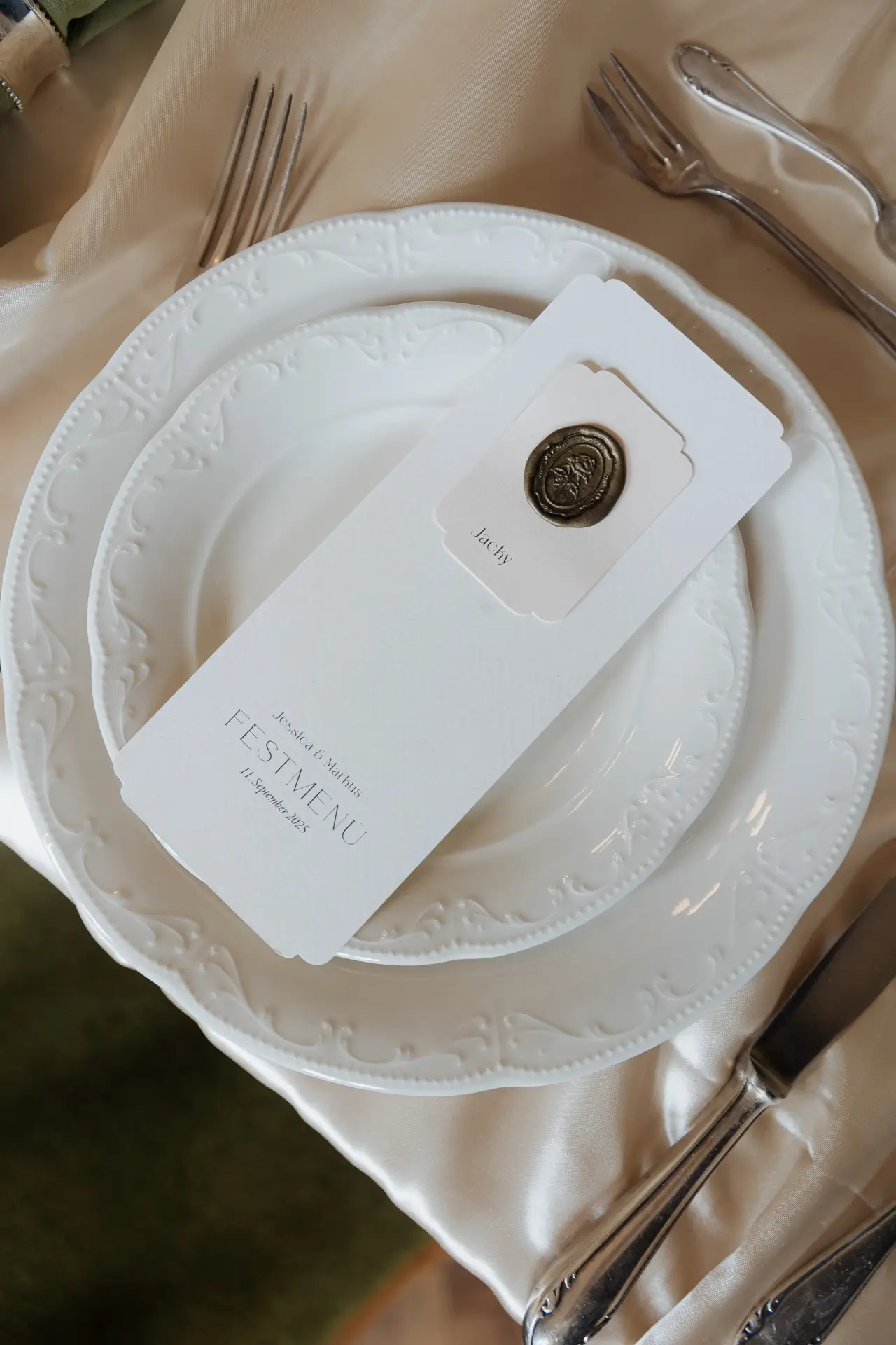 Menükarte mit Siegelrose in Olivgrün und Namenskarte