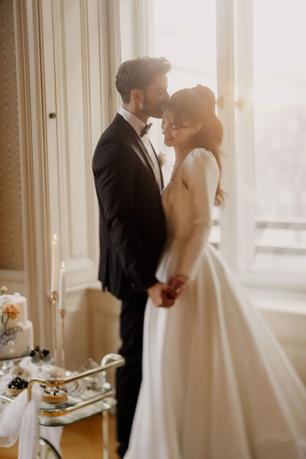 Hochzeitspaar im Saal des Schlosses