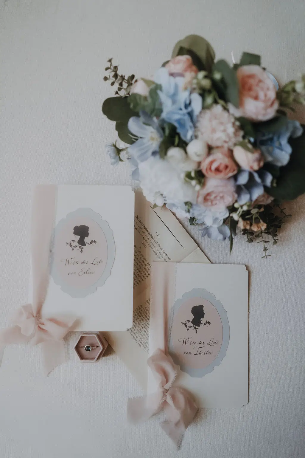 Eheversprechen mit Silhouette des Paares und Chiffonband in zartem Rosa