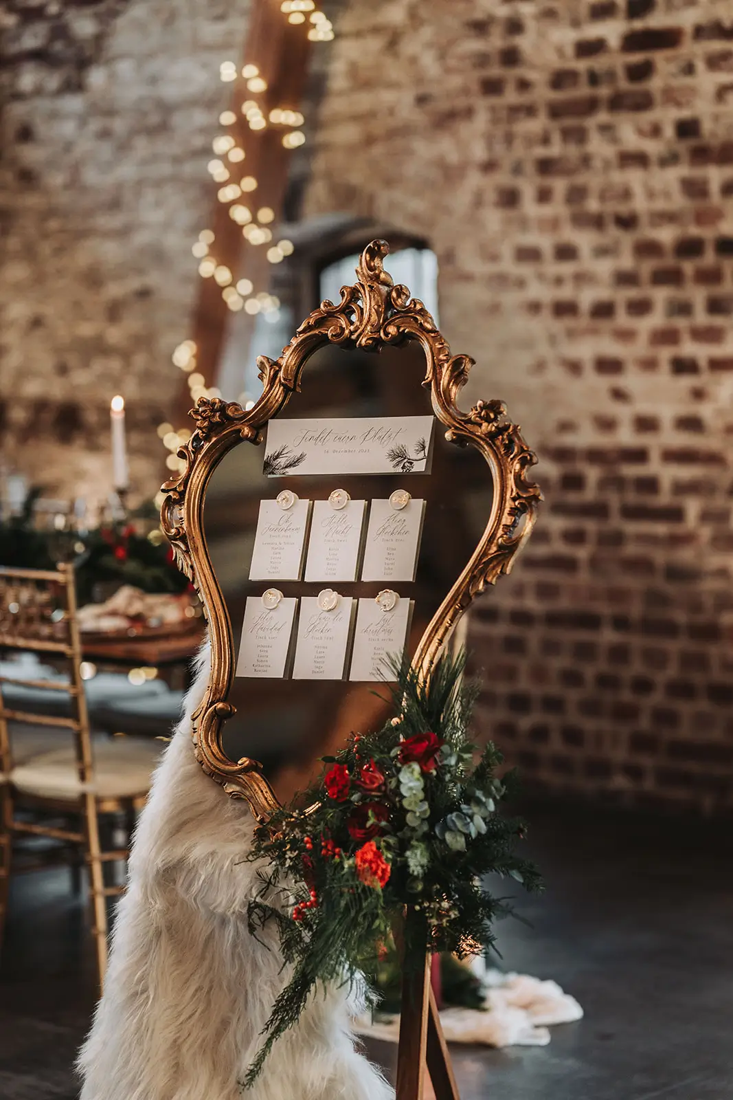 Sitzplan Winterhochzeit mit Karten und Siegel auf Spiegel