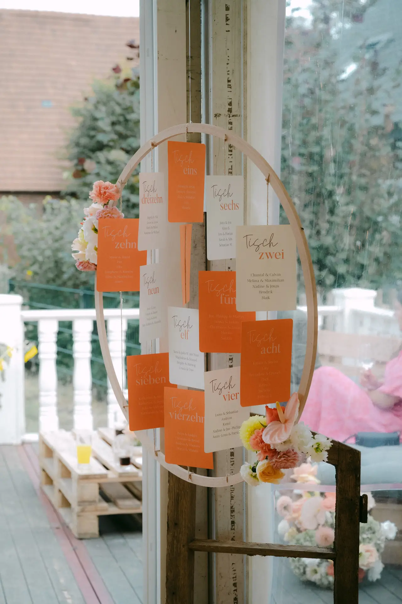 Sitzplan als Ring in orange creme Hochzeit im eigenen Hof 