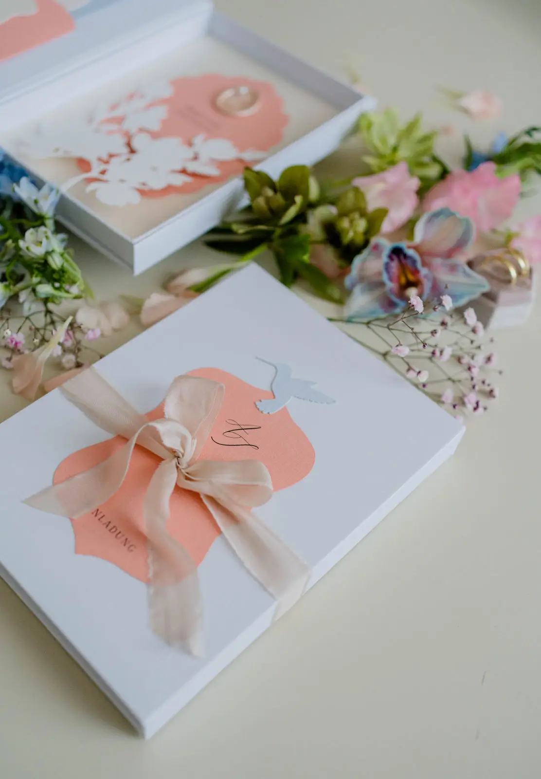 Hochzeitseinladung exklusiv mit Seidenschleife in Box