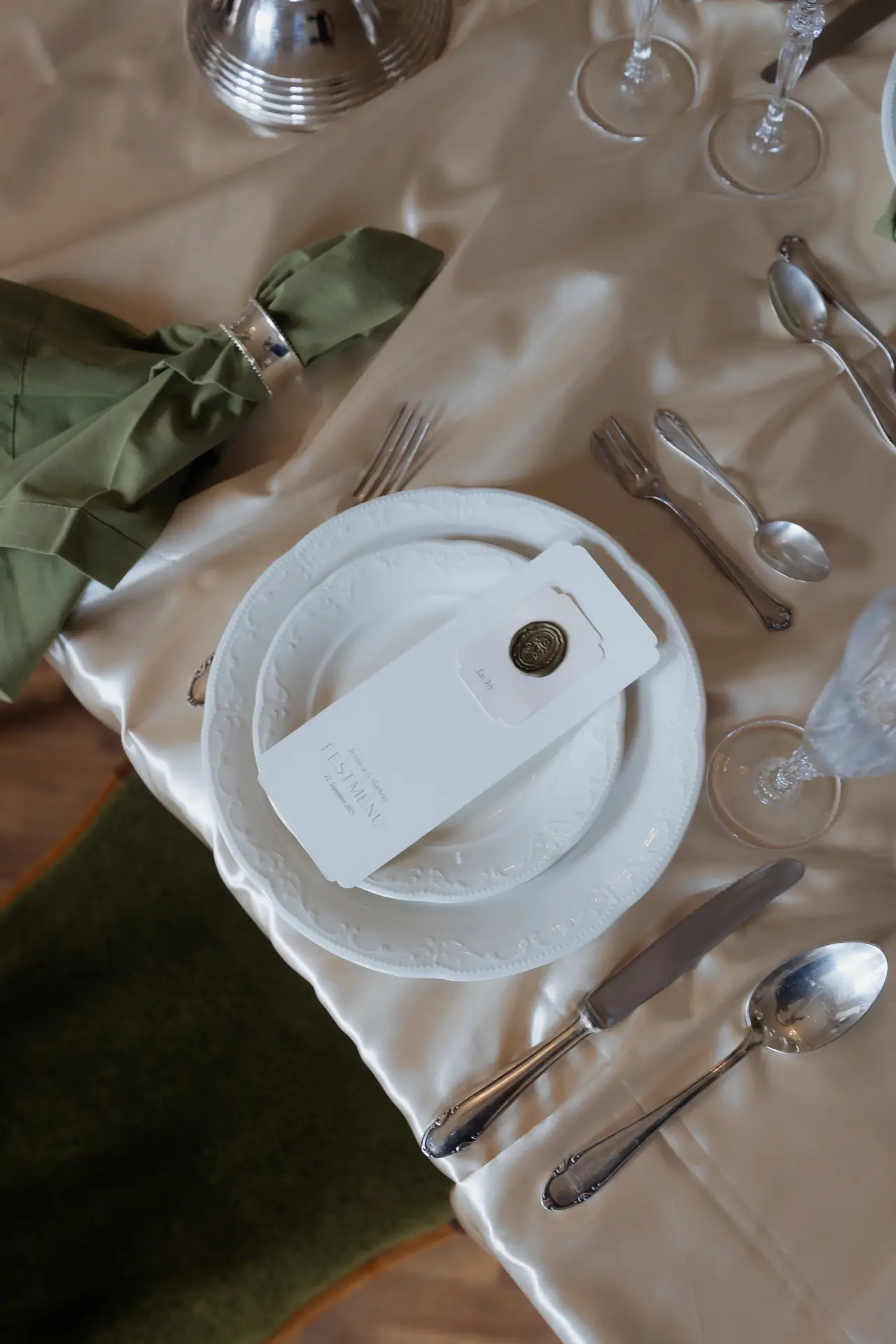 Menükarte mit runden Ecken und Namenskarte im Old Money Stil