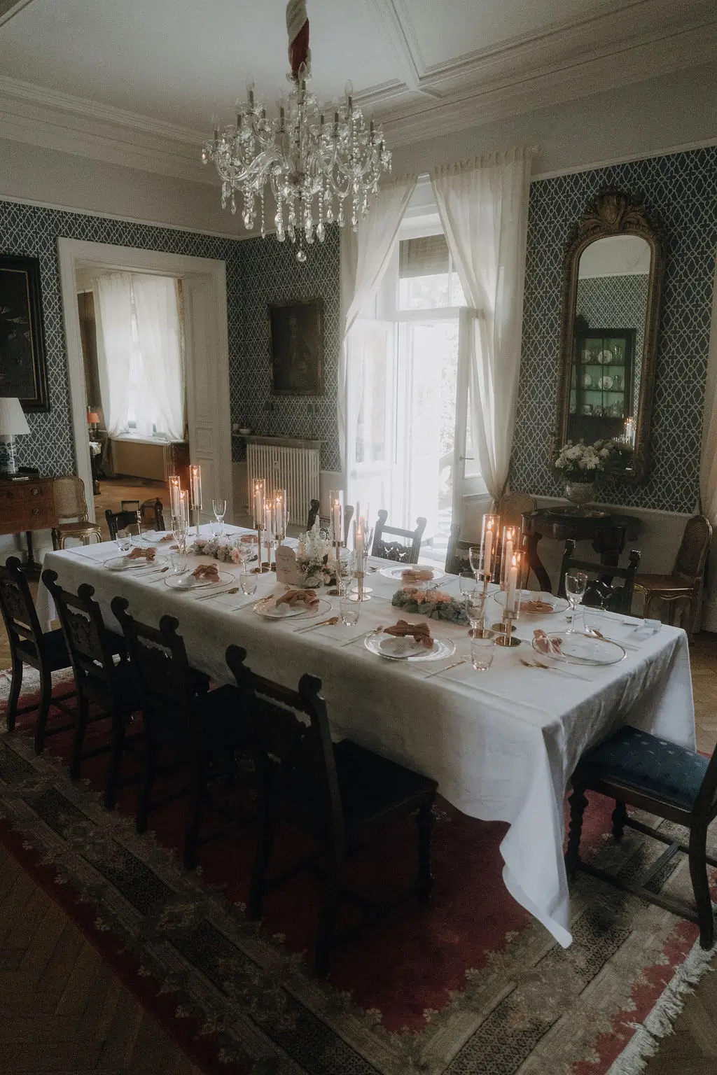 Tisch für Hochzeit im Bridgerton Stil elegant und klassisch