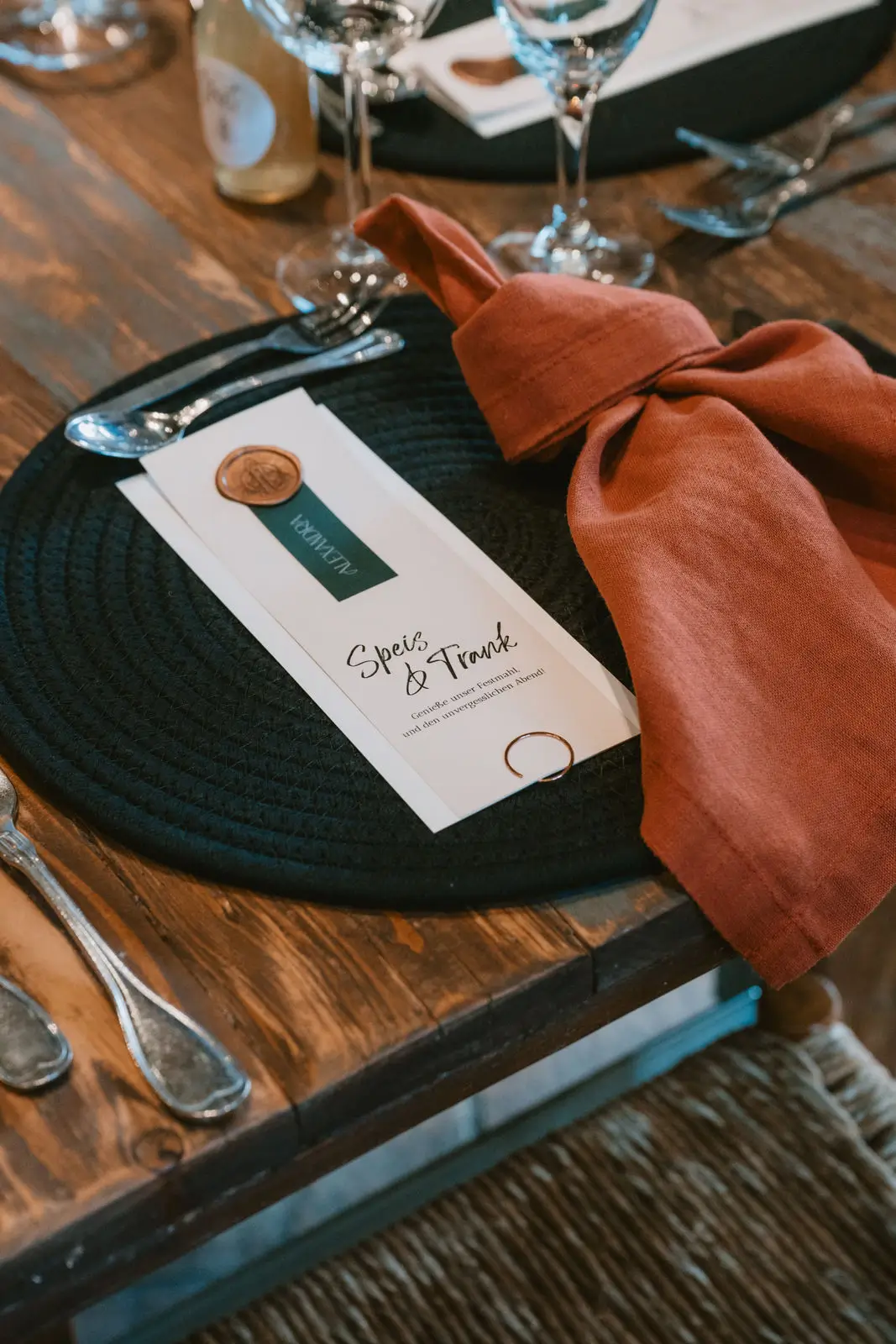 Personalisierte Menükarte zur Hochzeit mit messingfarbenem Siegel und Namenskarte