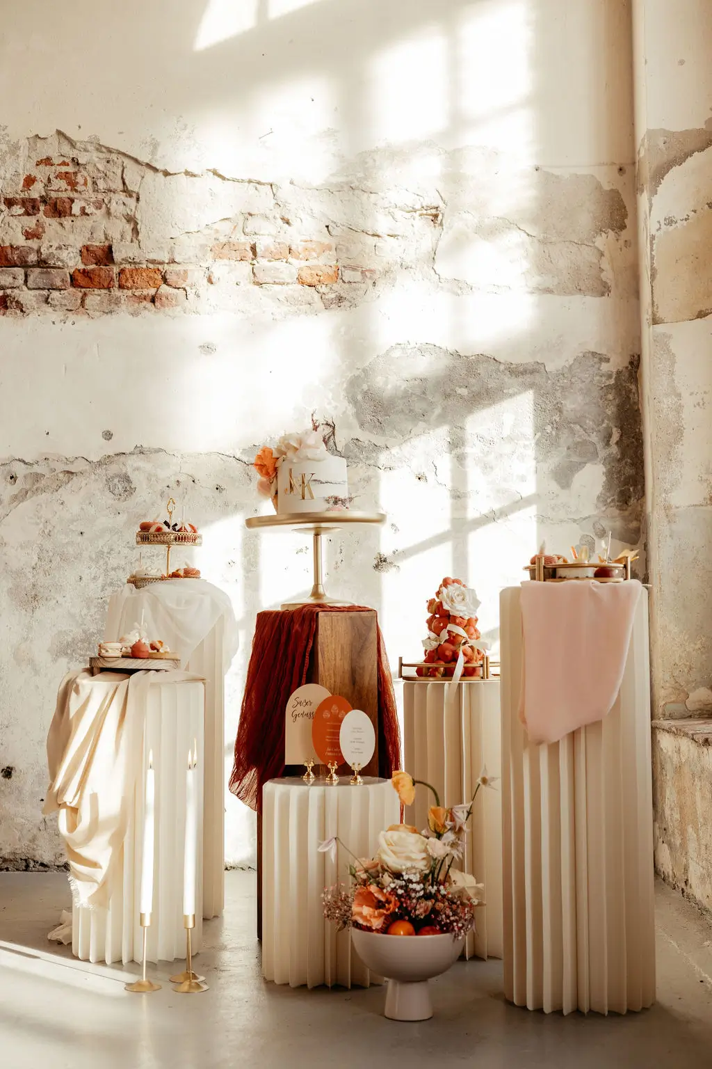 Sweet Table mit Karten zur Torte orange braun