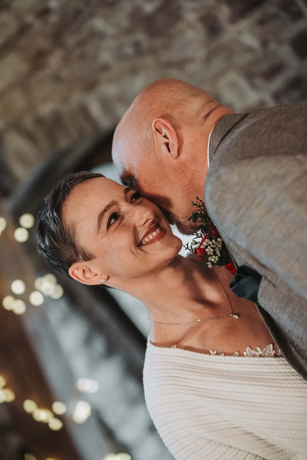 Hochzeitspaar Winterhochzeit Bräutigam flüstert Braut ins Ohr