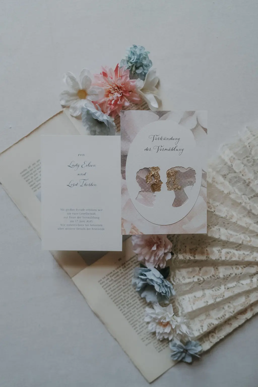 Save the Date Karte mit Silhouetten des Paares und Blattgold