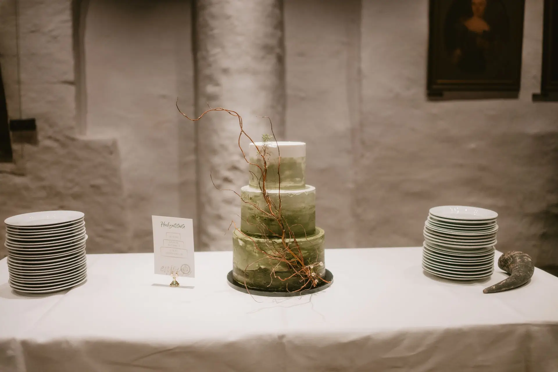 Hochzeitstorte Moos grün für Wikinger Hochzeit mit Karte