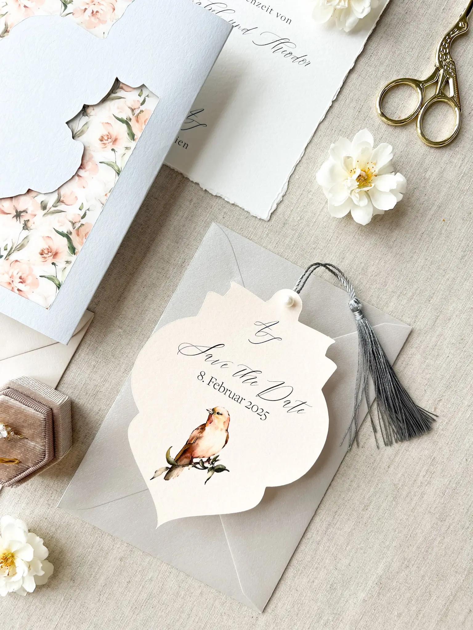 Elegante Save the Date Karte im Barockstil mit hellblauer Quaste und Perle