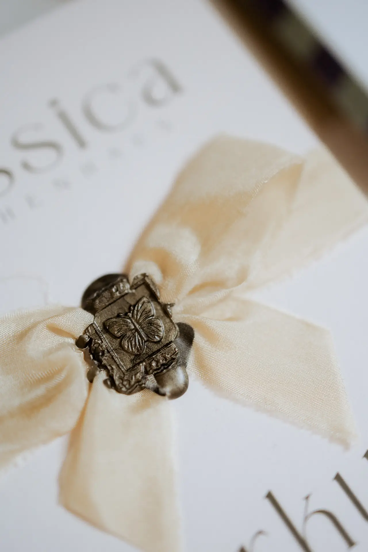 Edle Hochzeitseinladung mit olivefarbenen Siegel Schmetterling und Seidenband