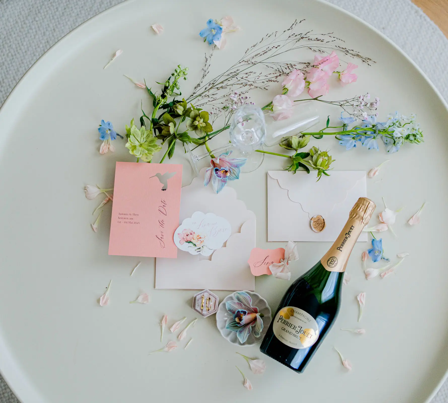 Save the Date Karte mit Siegel und Kolibri für elegante Schlosshochzeit