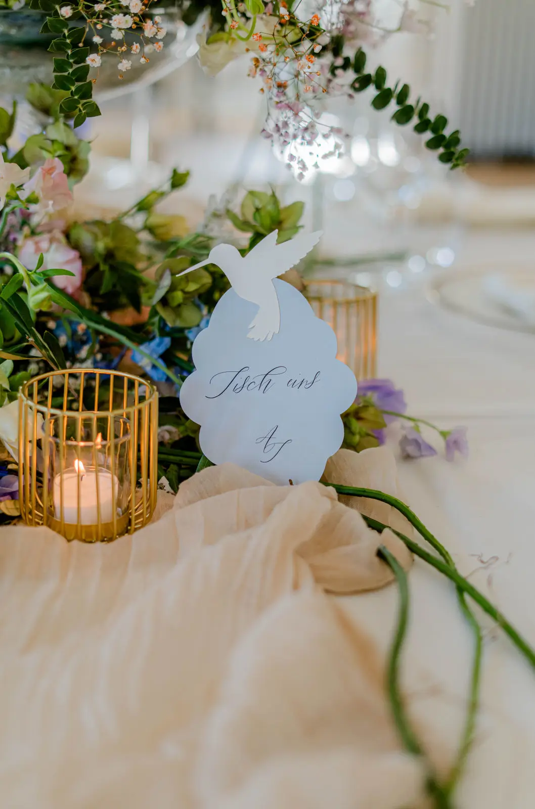 Tischnummer in zarten Farben für Schlosshochzeit