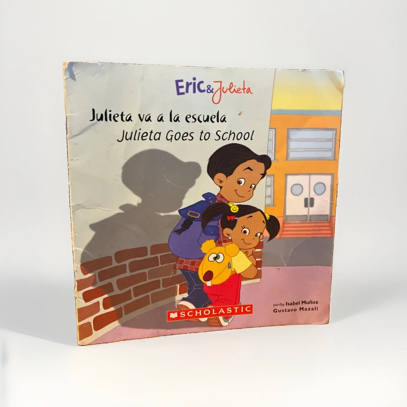 Julieta Va a la Escuela by Isabel Muñoz and Gustavo Mazali (Hardcover)