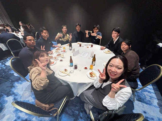 美味しい料理を囲んで笑顔が絶えないテーブル