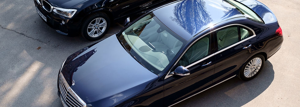 Carros de luxo estacionados