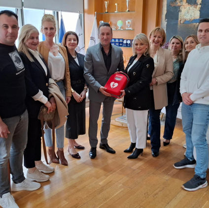 Δωρεά απινιδωτή στον Δήμο Αλεξανδρούπολης από τον σύλλογο «Θυγατέρες της Πηνελόπης»