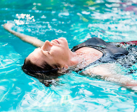 woman-enjoying-the-water-in-a-swimming-pool-2026-01-07-23-57-50-utc.jpg
