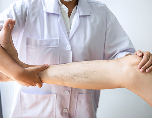 physical-therapist-examines-leg-of-patient-2026-03-09-04-36-11-utc.jpg