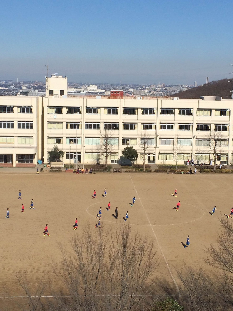 青空、学校、サッカー少年たち
