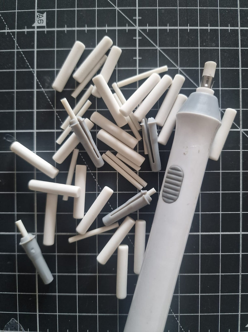 La gomme électrique et ses différents embouts utilisés dans notre atelier.