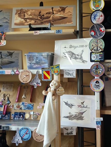 Photo de la boutique du Comité Tony PAPIN à la base de LUXEUIL avec les reproductions et les magnets de Sylvain LUCAS
