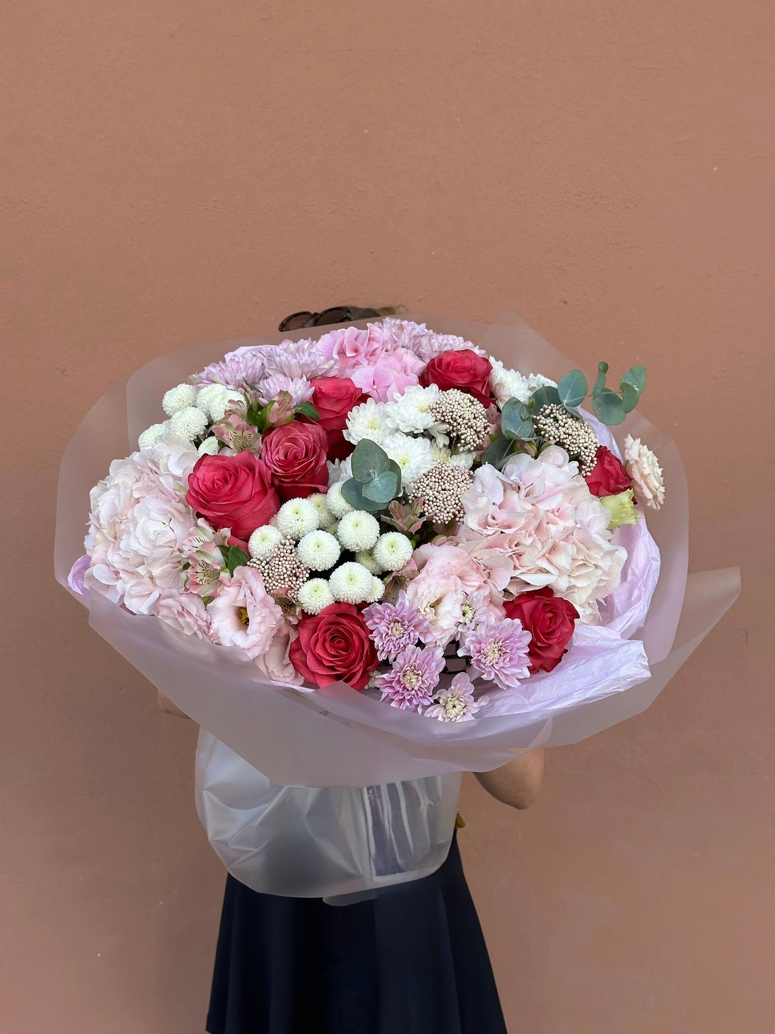 микс букет с розами и гортензиями