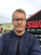 Blond mann utenfor Swix sitt hovedkontor i USA
