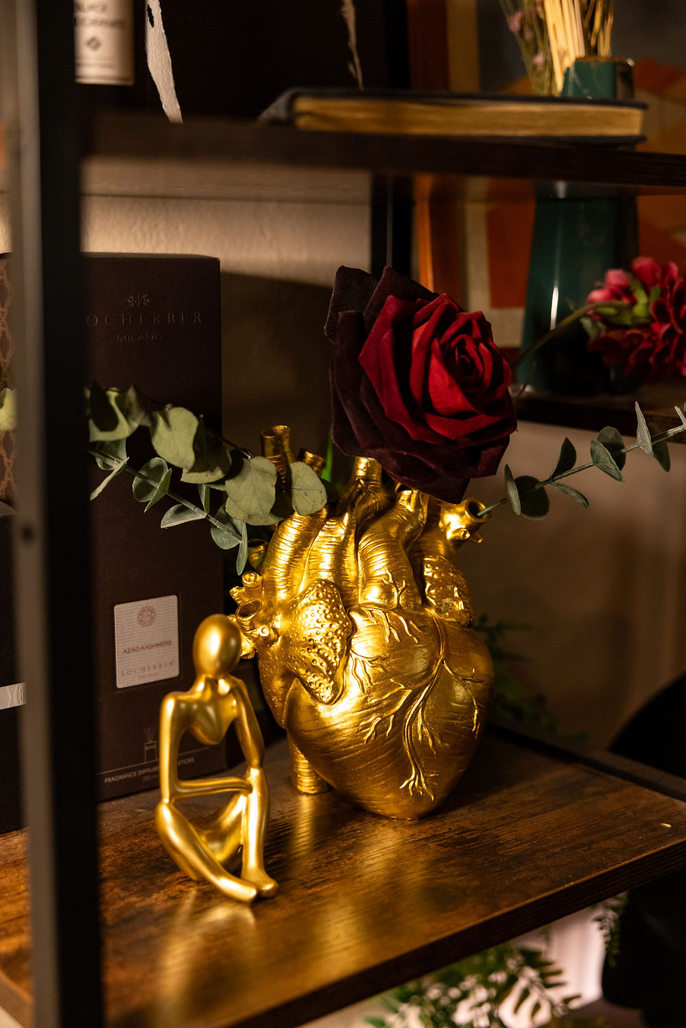 Vaso a forma di cuore anatomico dorato con rosa rossa