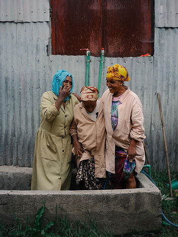 Naisia nauramassa - A group of women laughing