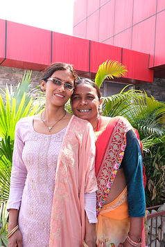 Kaksi hymyilevää vammaista naista - Two smiling disabled women