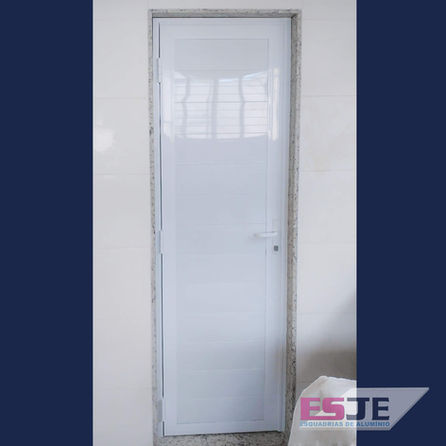 Porta de banheiro em lambri.jpg