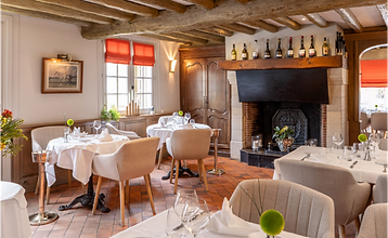 le dauphin restaurant intérieur.png