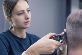 Barber strzyżący bok głowy maszynką, zbliżenie barbershop sesja Warszawa Instagram