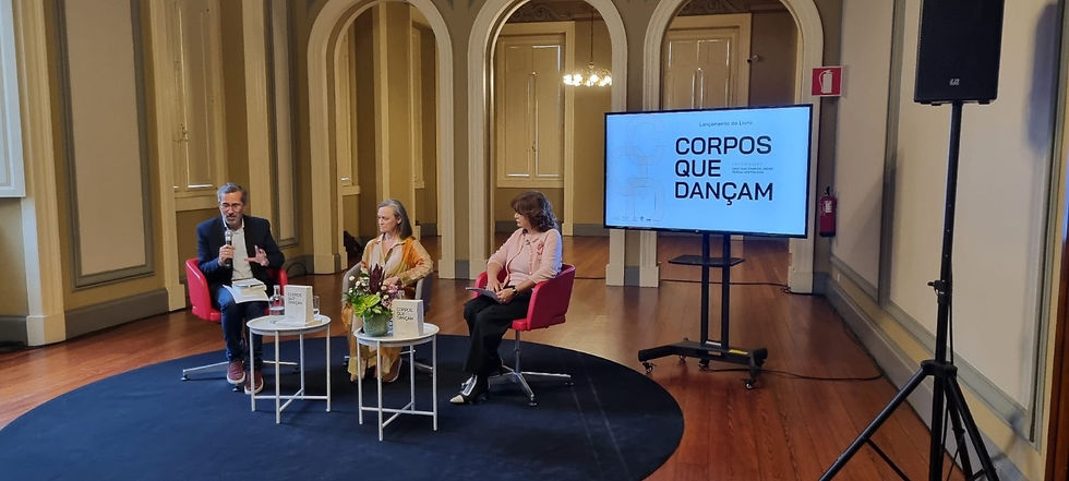 Professora da UEMG-Passos lança livro em Portugal em parceria com professora portuguesa