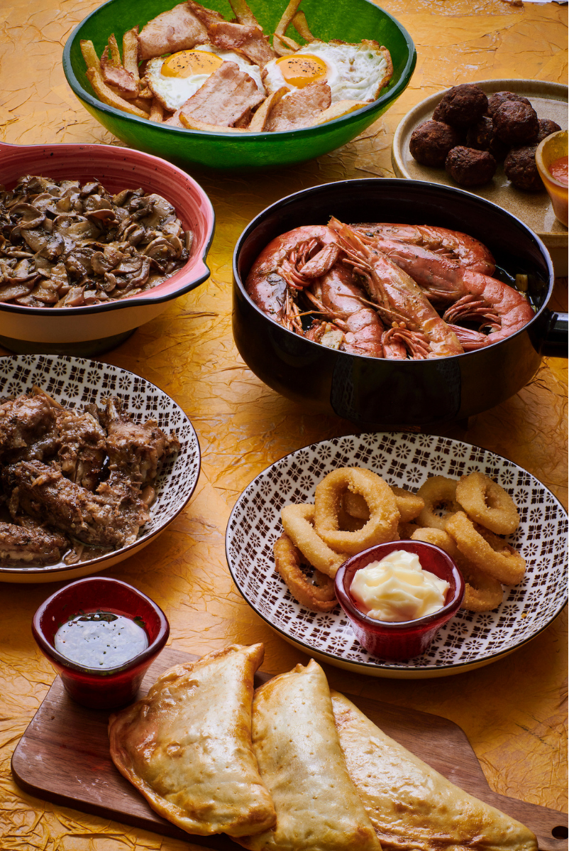 Comida is the third Spanish mealtime of the day. It's essentially lunch but is usually served around 2 pm or even later. Eating in Spain: Typical Meals & When to Have Them · Desayuno: El desayuno is the first meal of the day and is the meal that most often gets skipped.
