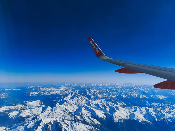 aile d'un avion au dessus des alpes en neigées_edited.jpg